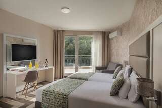 Отель Blue Sands Beach Hotel-All Inclusive Обзор Улучшенный трехместный номер-2